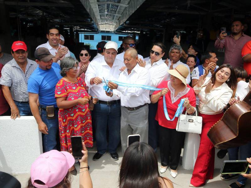 Jorge Aldana inauguró la feria de Villa Nueva con 196 locales gratuitos, financiado con fondos municipales y en homenaje a Arcadia Gómez Medina.