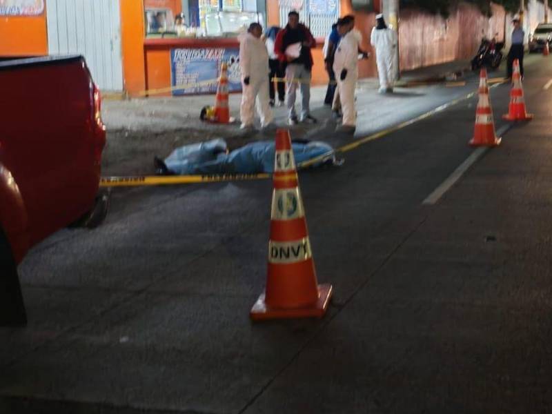 El cuerpo del motociclista quedó a un costado de la calle.