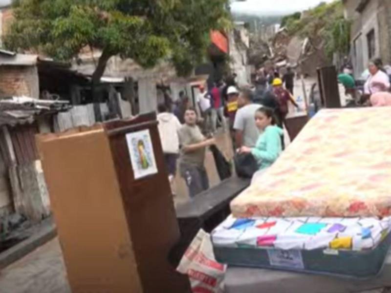 Con temor y desesperación, vecinos abandonan sus casas derrumbadas en el Cerrito Blanco.