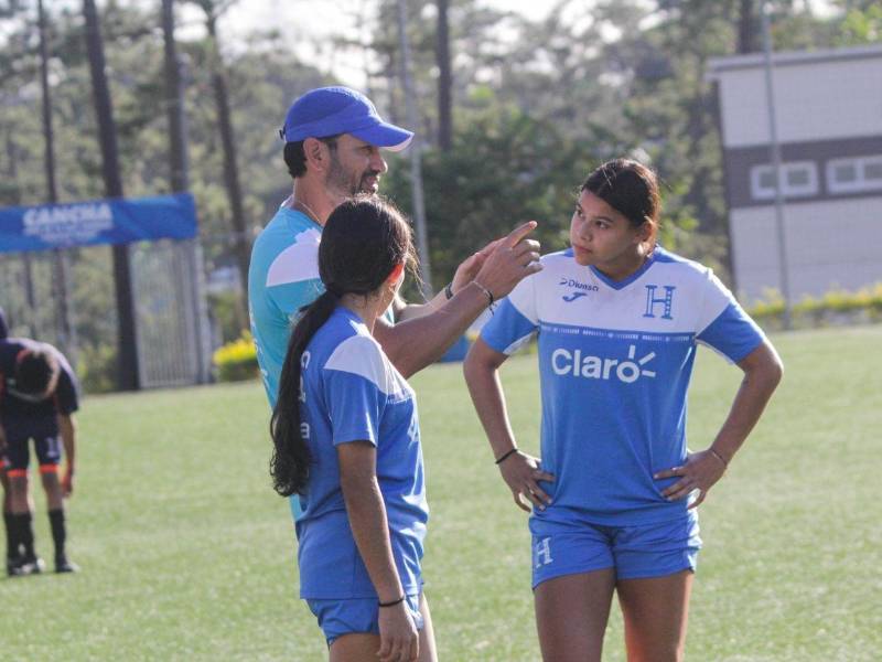 Mario Abadía dando instrucciones a sus dirigidas.