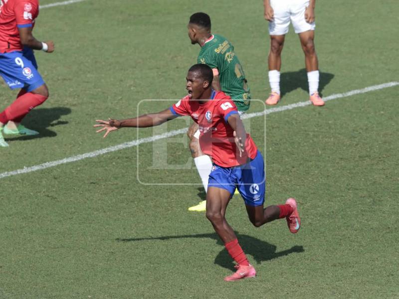 David Flores aprovechó en centro de con un certero cabeza puso a ganar al Olimpia.