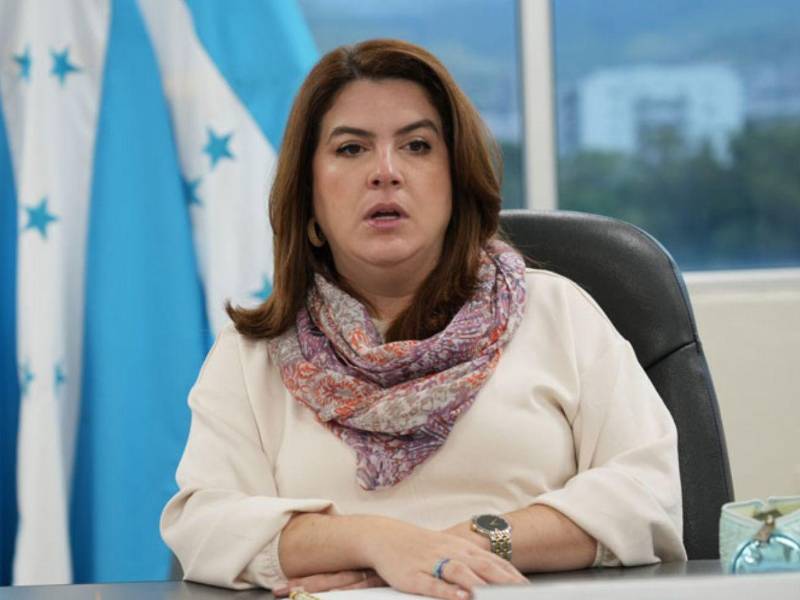 La consejera del CNE, Cossette López, se pronuncia en defensa de su hija.