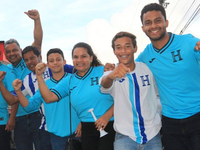 La afición hondureña está llegando al Nacional para apoyar a la H ante Jamaica.