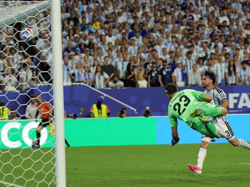 Dibu Martínez solo vio cómo el balón ingreso en la esquina superior tras el disparo de Cabral.