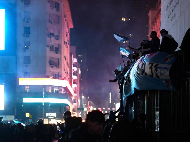 Los incidentes registrados después de la derrota de Argentina ante España dejaron varios heridos y muertos.