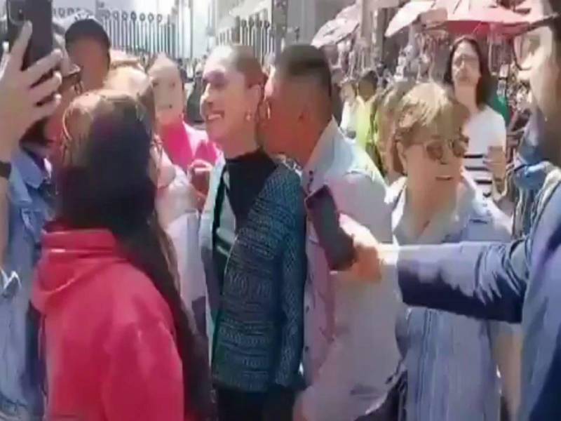 El momento quedó captado en video y pese a sentirse muy incómoda, la presidenta de México, Claudia, Sheinbaum, le dijo que se tomaría una fotografía con él. Aquí las imágenes.