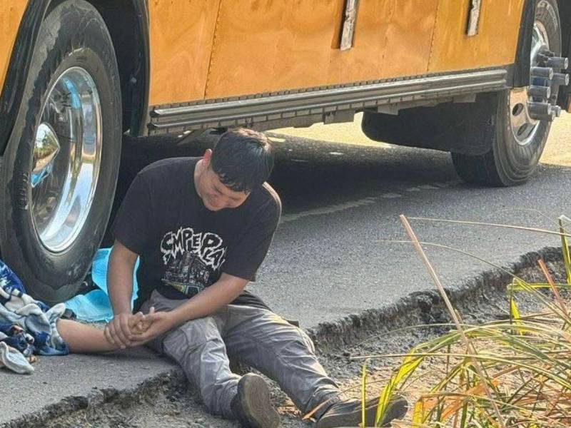El hijo de la fallecida lloraba desconsoladamente mientras sostenía su mano en el lugar de los hechos.