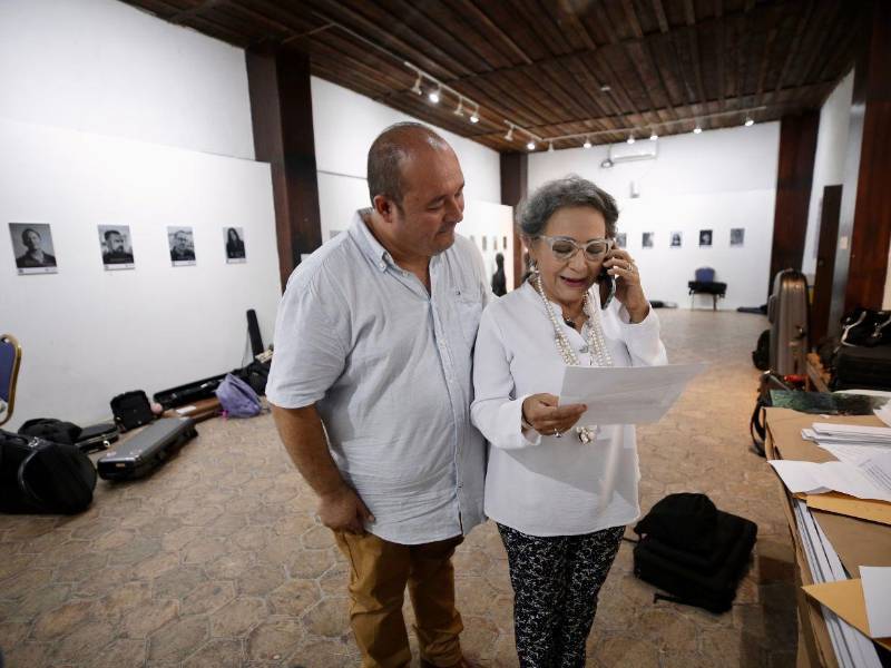 Anarella Vélez y Salvador Madrid se encargaron de hacer la llamada telefónica a Miguel Ángel Acosta Flores para informarle el fallo del jurado que lo acredita como el ganador del Premio Nacional de Poesía Los Confines.