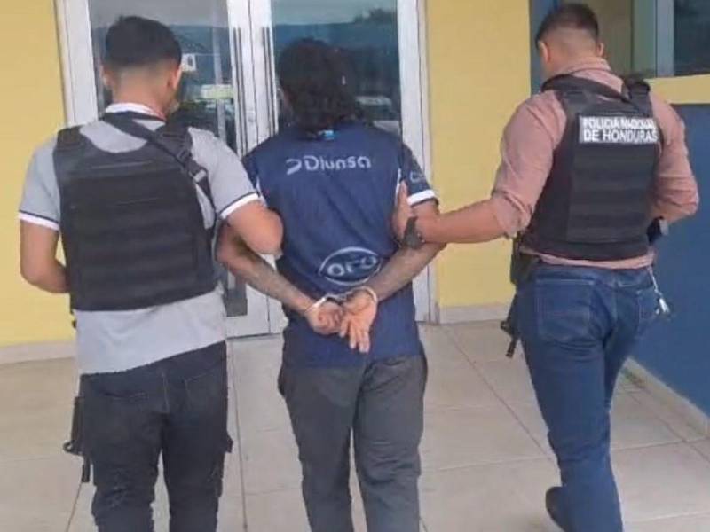 Agentes de la Dirección Policial de Investigaciones (DPI) capturaron al hombre acusado de cometer los delitos de violación agravada y agresiones sexuales en contra de una mujer en Comayagua.