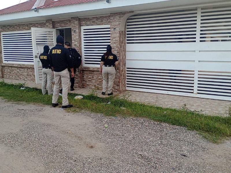 La Atic ejecuta los allanamientos en viviendas y negocios en el centro de Olanchito, en el departamento de Yoro.