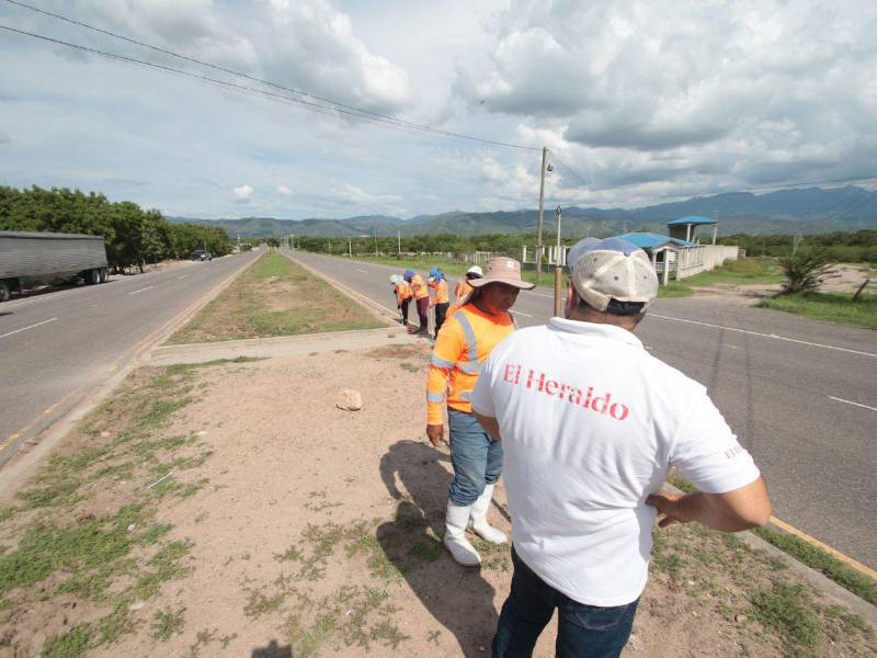 La carretera ha estado abandonada por el concesionario, que no quiere agarrar las obras porque alega que no cumplen los estándares. El Estado se ha hecho cargo hasta cierto punto.