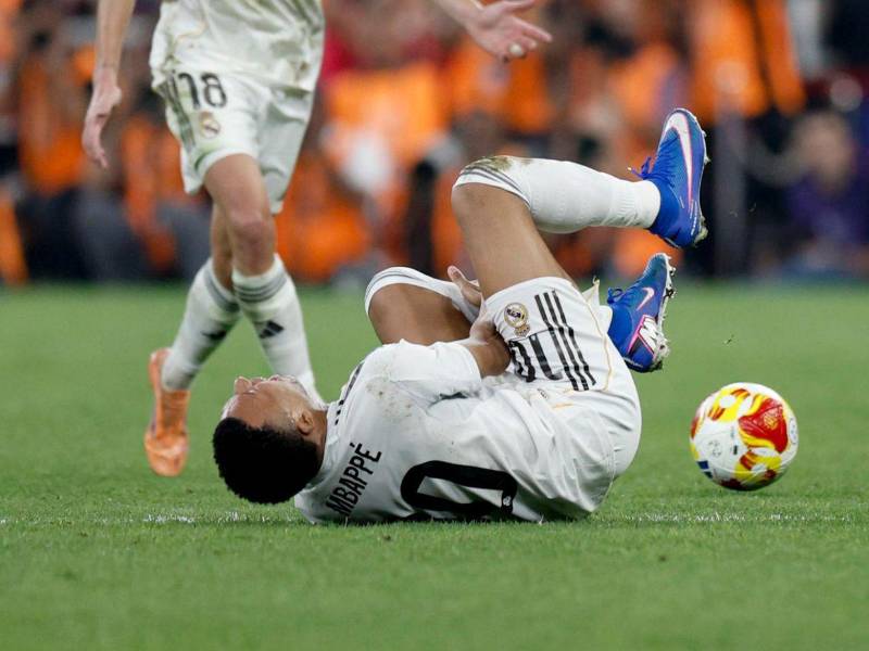 Mbappé se lamenta tras recibir una dura falta de Frenkie De Jong.