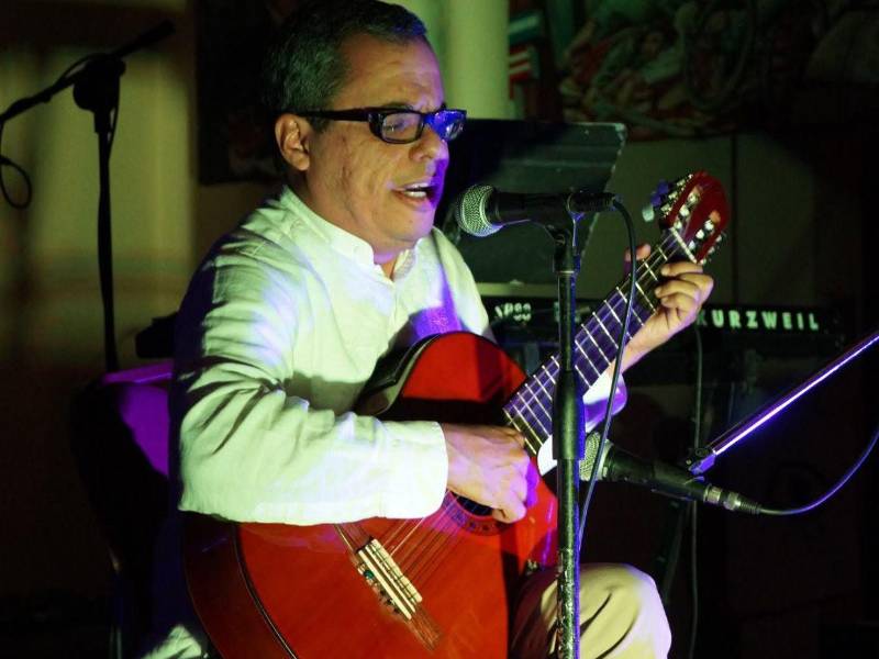 Entre canciones, poemas y libros vive el Julio Raudales más creativo. Tocar guitarra, cantar y escribir acompañan su trayectoria como economista y rector de la Universidad José Cecilio del Valle (UJCV), un cargo que define como un reto grande y bonito.