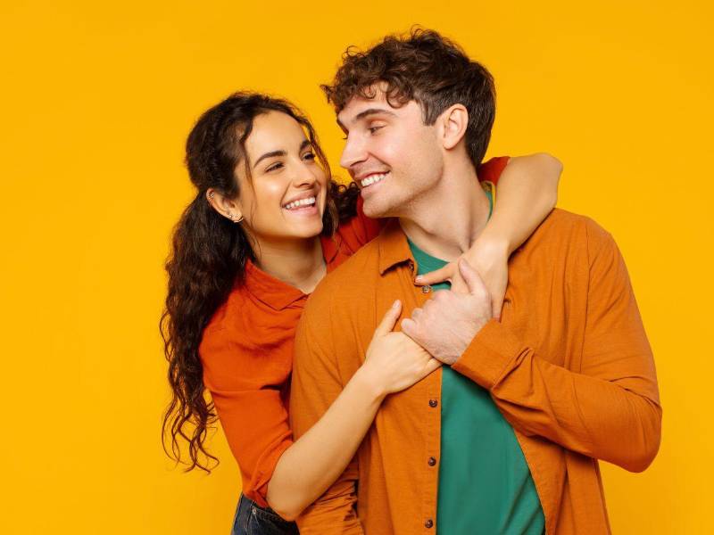 La inteligencia artificial se ha convertido en el nuevo Cupido: analiza patrones de comportamiento, detecta perfiles falsos y sugiere parejas compatibles en las apps de citas. Expertos de The Valley identifican cuatro tendencias clave.