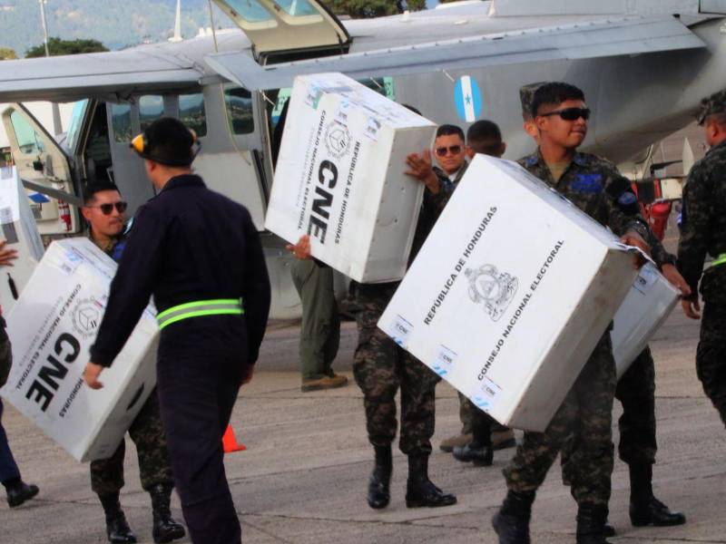 Los expertos recomendaron hacer el recuento del material electoral que no se transmitió el día de las elecciones.