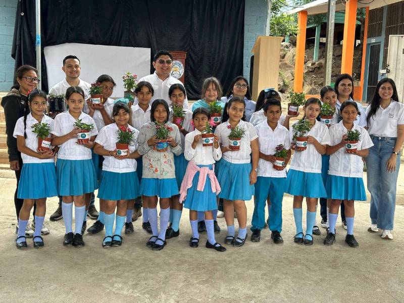 Cómite Ambiental de la Rafael Pineda Ponce #2 junto a representantes de Nestlé y Vanguardia.