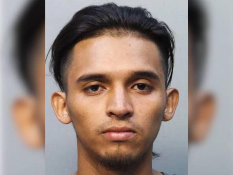 Carlos Vázquez fue arrestado en Miami tras ser acusado de agredir físicamente a su hijo menor de edad.