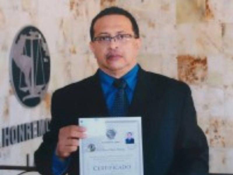 Maquitos Durón también se tituló como profesional del Derecho.