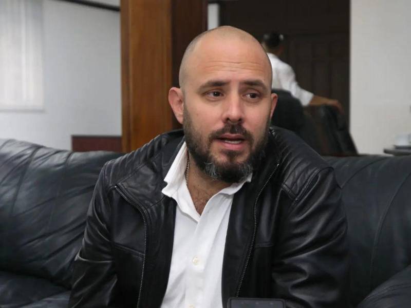 Según el ministro, tras esa modificación se levantó el pavimento existente, se dañó la calle y posteriormente se dejó de pagar al contratista.