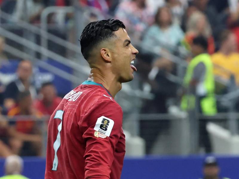 7,330 días después de jugar sus primeros minutos en un Mundial, Cristiano Ronaldo ha echado el cierre. Derrotado, él y la selección portuguesa, por España (1-0), por un gol de Mikel Merino, deja el torneo como el único jugador en casi un siglo que ha marcado en seis ediciones, pero sin lograr el título que le hubiese sentado en la mesa de los más grandes de la historia. Un adiós cruel, sí, pero ganándose el respeto de todos.