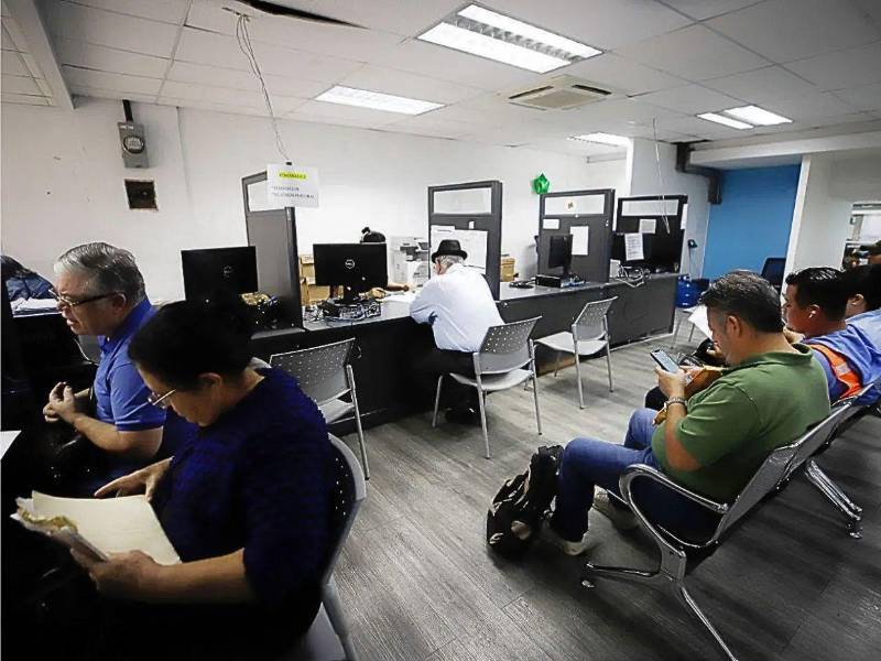 La Alcaldía busca reducir el consumo de combustible con teletrabajo los viernes, horarios escalonados durante la semana y restricciones en las órdenes de carburantes para su flota.