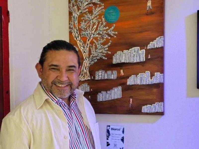 Jaime Vallardo Chávez, el pintor hondureño que convierte billetes de 150 países en arte, llega a París