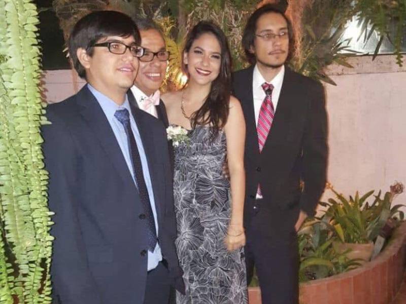 La familia, su mayor orgullo. Julio César Raudales junto a sus hijos: Julio Roberto, Marcela Lucía y Juan Andrés.