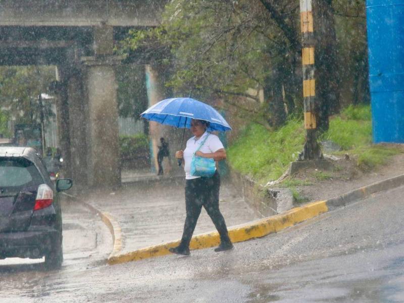 Una vaguada en superficie sobre el territorio nacional continuará generando condiciones nubosas, lluvias y chubascos débiles a moderados, acompañados de actividad eléctrica aislada, durante este martes 20 de octubre, según la Secretaría de Gestión de Riesgos y Contingencias (Copeco).