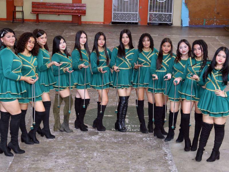 Con sus llamativos trajes verdes con detalles dorados y las tradicionales botas negras a la rodilla, las palillonas del Instituto Privado Santa Mónica afinan cada movimiento para engalanar los desfiles patrios de este 15 de septiembre.