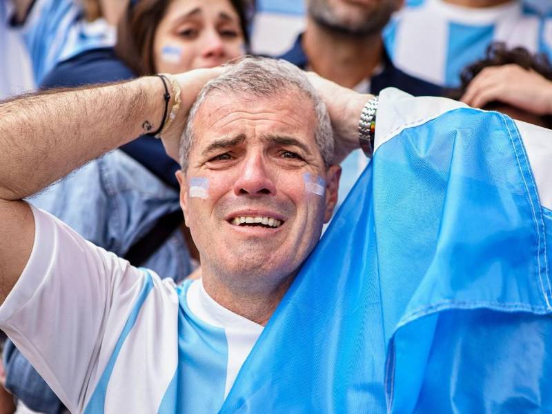 Las autoridades argentinas reforzarán los controles de acceso en los estadios para impedir el ingreso de deudores alimentarios registrados. Aqui los detalles de la medida que genera controversia en Argentina.