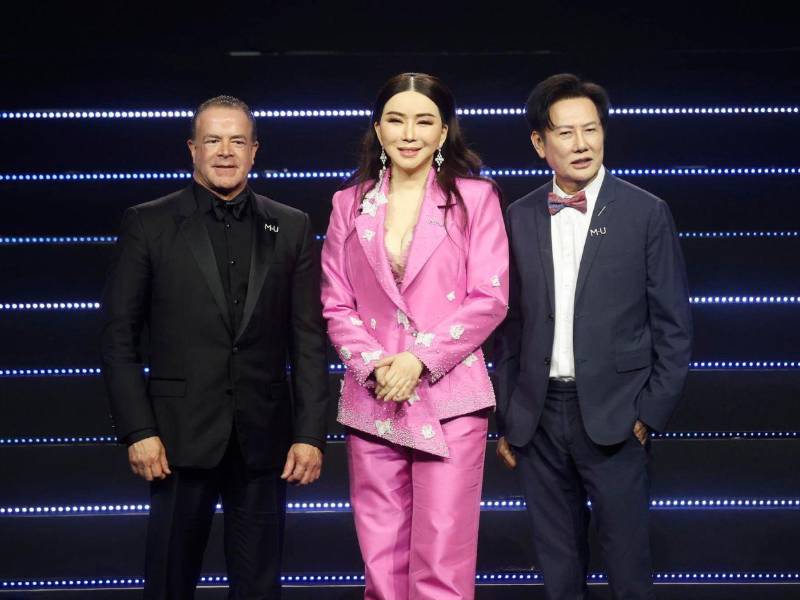 El presidente de la Organización Miss Universo, Raúl Rocha Cantú; Anne Jakrajutatip; y el director ejecutivo de Miss Grand International y presidente de Miss Universo Tailandia 2025, Nawat Itsaragrisil,