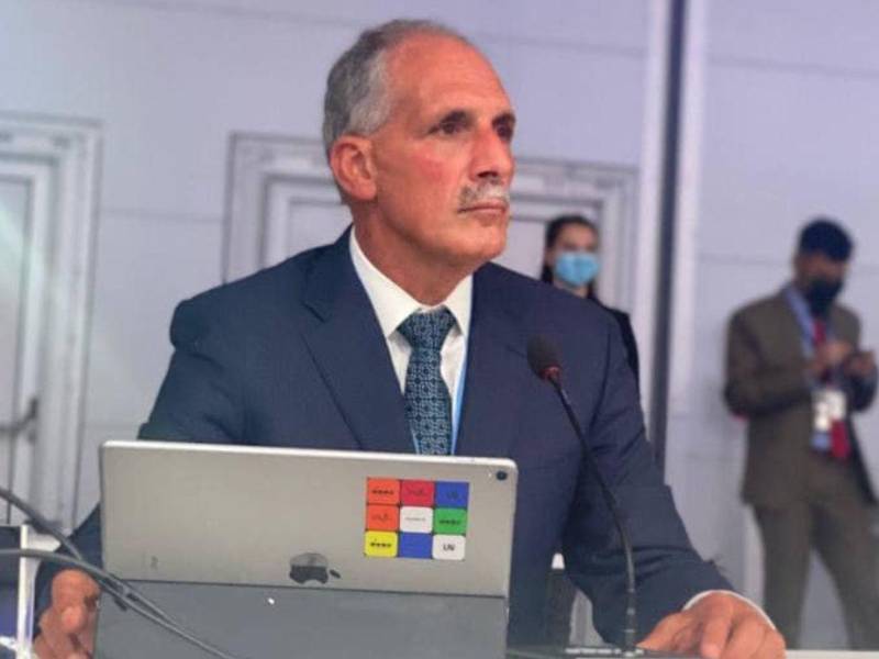 Nasry Asfura, en muchas de sus reuniones, no usa intérprete para dialogar con algún diplomático de habla inglesa, ya que maneja el idioma a un nivel avanzado.