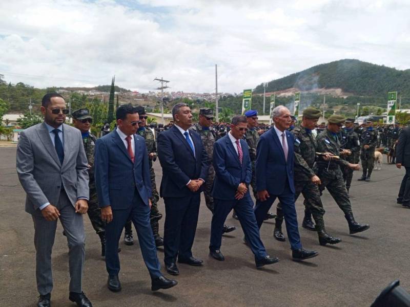 En la conmemoración también estuvo presente el presidente de la Corte Suprema de Justicia (CSJ), Wagner Vallecillo, y el ministro de Defensa, Enrique Rodríguez Burchard.