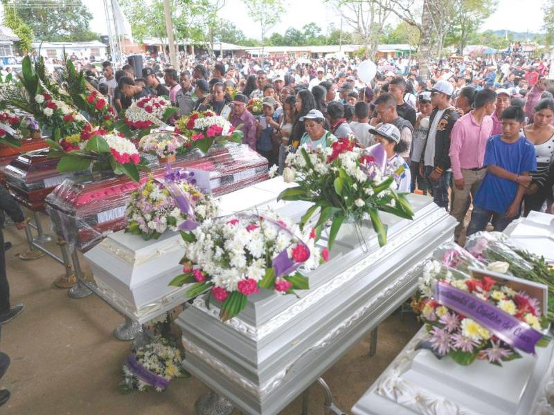 LUTO. La comunidad de La Pedregosa en Cajibío enterró ayer a diez de sus hijos, víctimas del atentado terrorista ocurrido el sábado en la Vía Panamericana, al suroeste de Colombia, donde al menos una veintena de personas perdieron la vida por la explosión de una bomba atribuida a disidentes de las FARC.