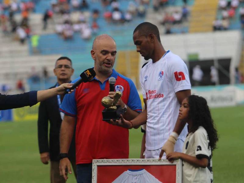 Tato Saybe dandole unas palabras al capitán del Albo.