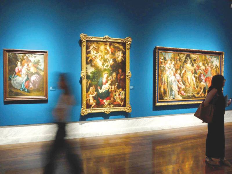 Cultura. Varias personas recorren la exposición ‘Rubens. El florecimiento de un genio’, una muestra presentada este jueves en el Museo de Bellas Artes de València que examina cómo el maestro flamenco llegó a encarnar una visión artística al servicio de ideales políticos, religiosos y culturales
