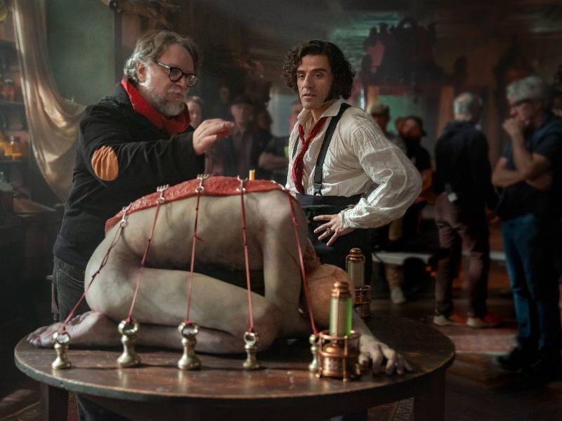 Fotograma de la nueva película Frankestein, al que da vida el actor australiano Jacob Elordi, del director de cine Guillermo del Toro.