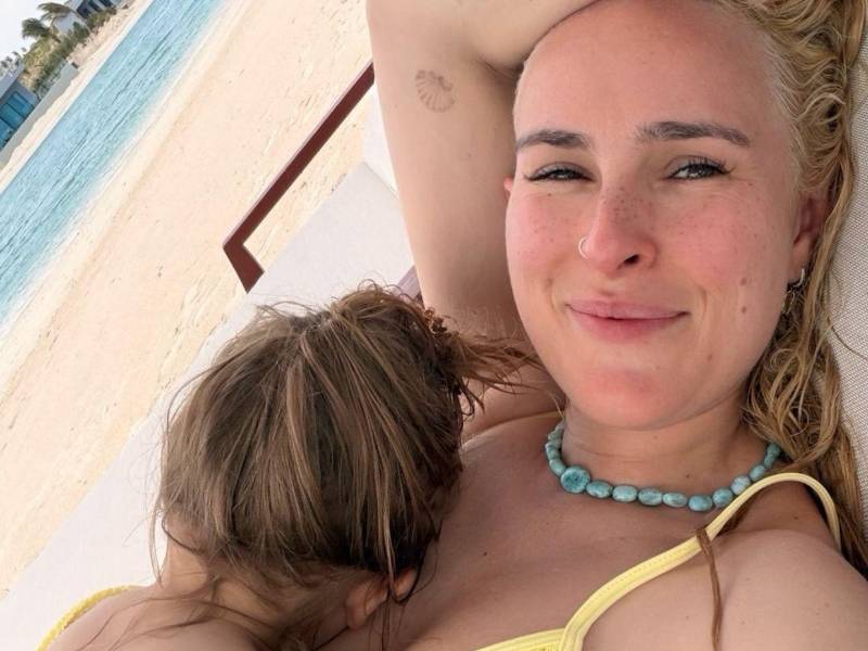 El expareja de la hija de Bruce Willis rechazó ante la corte las acusaciones de abuso de drogas y aseguró que la actriz interfiere en su relación con su hija.