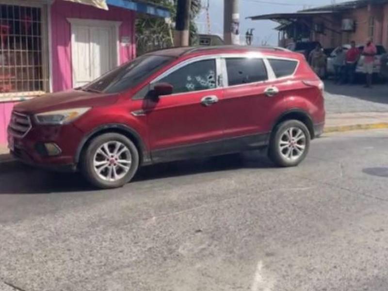 Así quedó la ventanilla de conductor con más de una docena de impactos de bala.