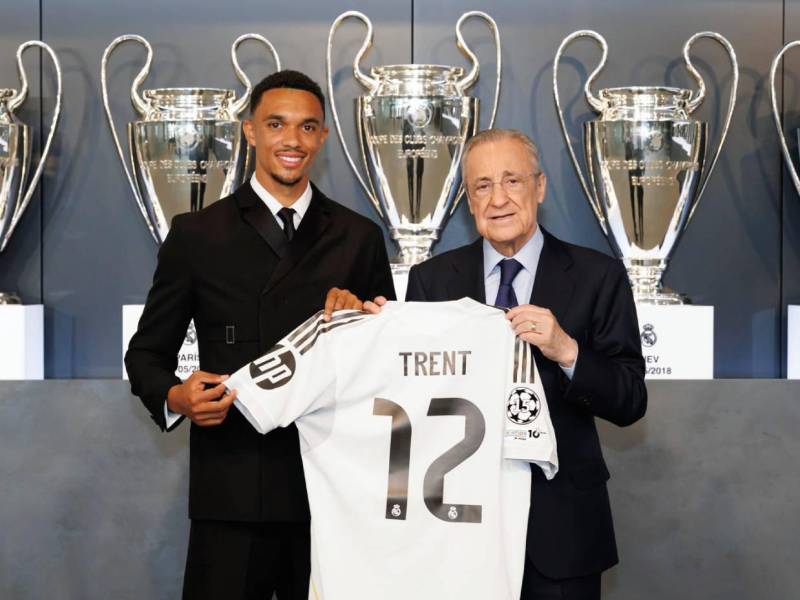 El futbolista posó junto al presidente Florentino Pérez.