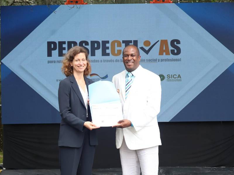 Actores locales de distintos sectores reciben sus diplomas tras culminar el Diplomado en Políticas y Estrategias para la Reinserción de Población Migrante Retornada, fortaleciendo la reintegración desde los territorios.