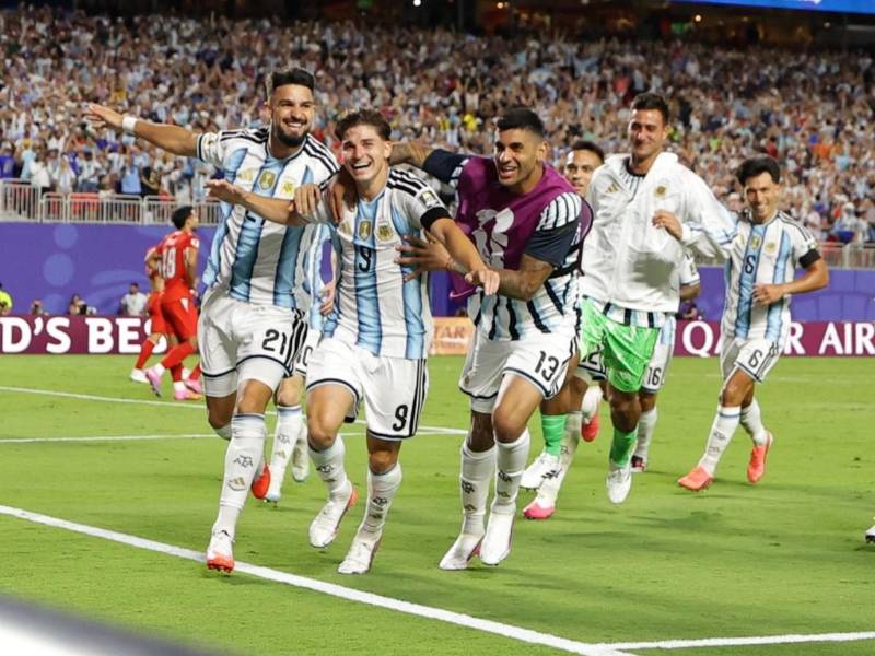 Julián Álvarez soltó un derechazo para colocarla en el ángulo y poner a ganar a Argentina.