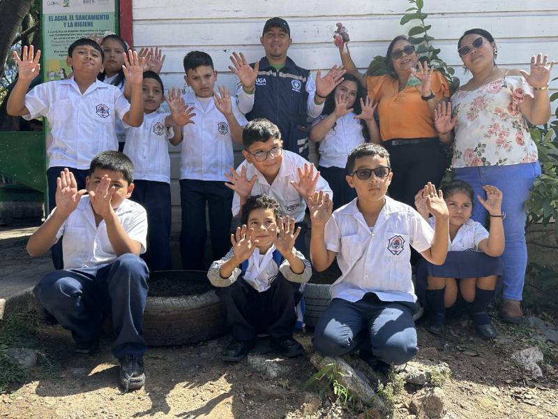 Los escolares aprendieron cómo crear sus propios alimentos mediante el huerto escolar.