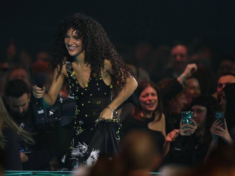 Olivia Dean rumbo a recibir su premio a Artista del Año durante la gala de los Premios BRIT 2026 en el Co-op Live Arena, Manchester, Reino Unido.