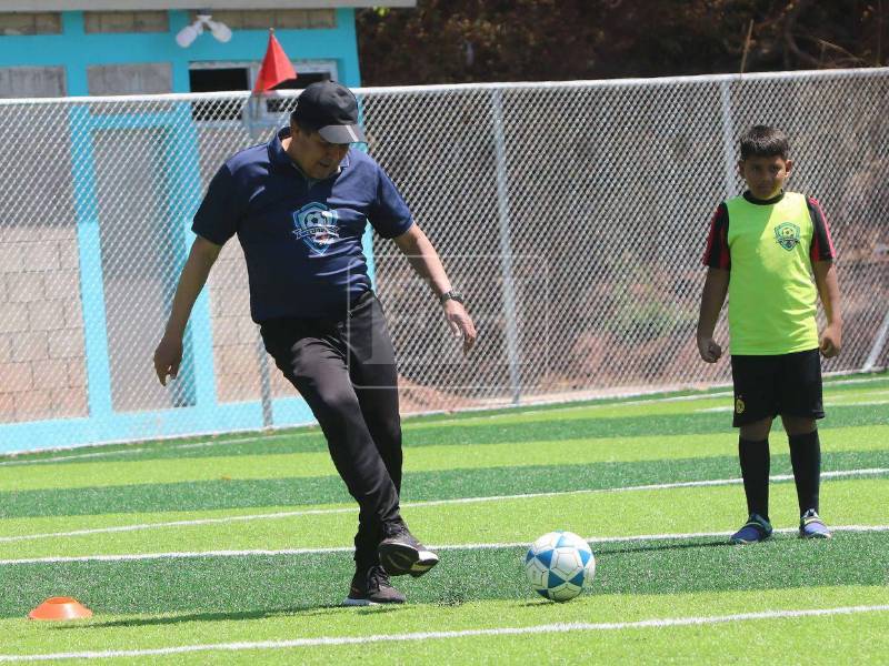 Nahúm Espinoza resalta la importancia de trabajar el fútbol base en Honduras.