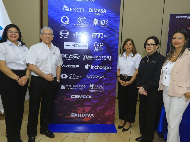 Laura Izaguirre con José Luis Ramírez, María Alexandra Canahuati, María Eugenia Fernández y Zayda Baide.