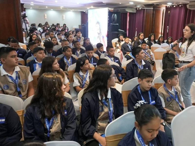 Los diputados infantiles participan en jornadas para conocer el proceso parlamentario y proponer iniciativas.