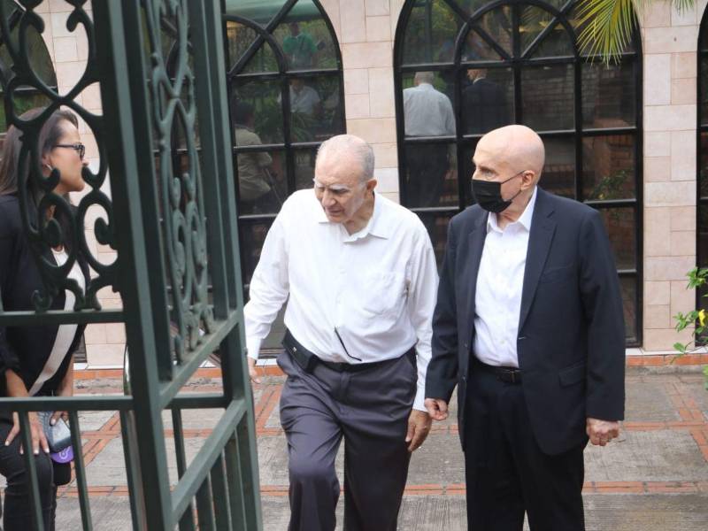 Personalidades del mundo empresarial del país han llegado este día a la funeraria para darle el último adiós a don Emilio Larach.