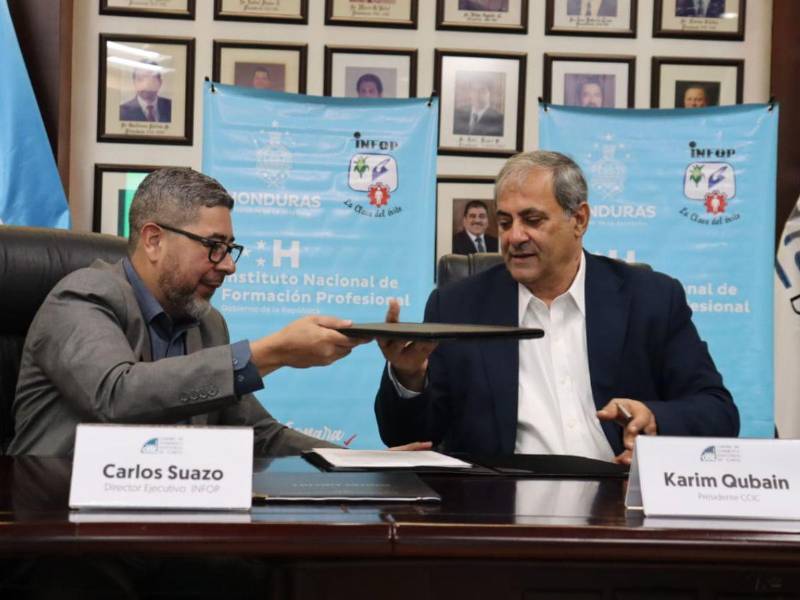 Carlos Suazo y Karim Qubain, durante la firma de un acuerdo de cooperación.