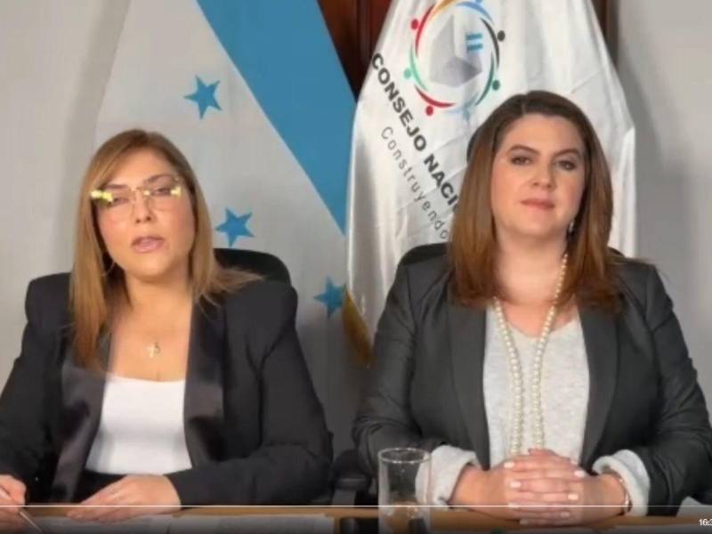 Las consejeras Ana Paola Hall y Cossette López, junto a Carlos Cardona, dieron la declaratoria.